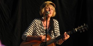 En visdiktare och vissångare sjunger ut