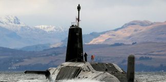 K-vapenbestyckade U-båtar smyger omkring oss